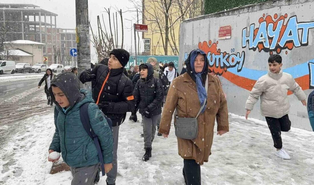 Arnavutköy’de Kar Yağışı Sonrası Çocuklar Tatili Kar Topu Oynayarak Kutladı İstanbul'un Arnavutköy ilçesinde kar yağışı nedeniyle okullar tatil oldu. Çocuklar,