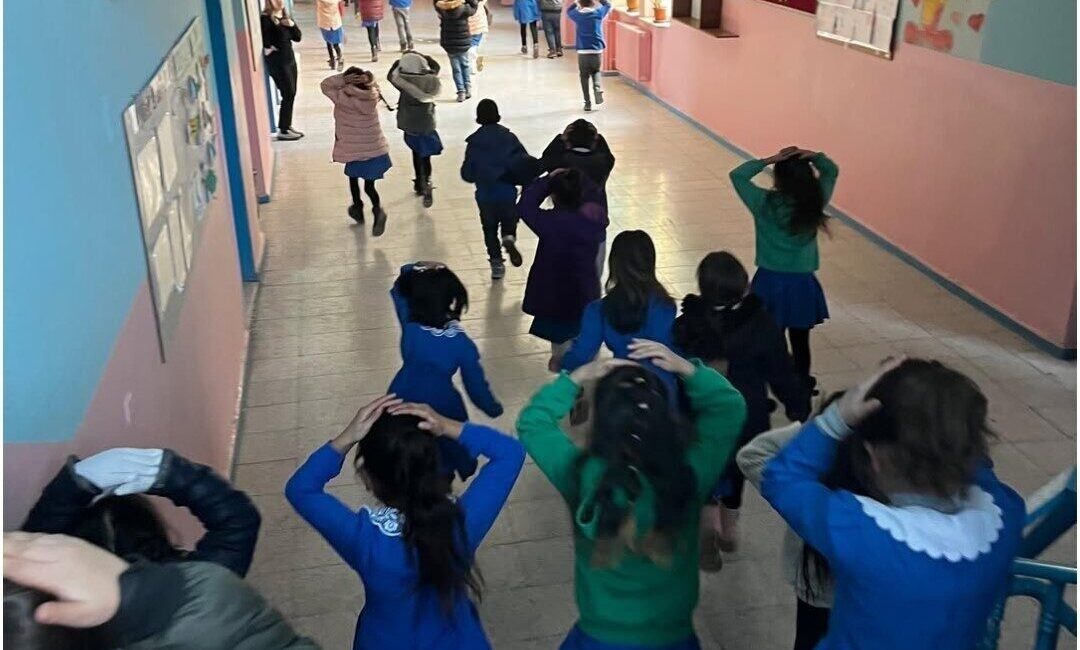 Doğubayazıt’ta Öğrencilere Yönelik Deprem Tatbikatı Gerçekleştirildi Ağrı'nın Doğubayazıt ilçesindeki 14 İlkokulu'nda, öğrencilerin deprem anında nasıl davranmaları