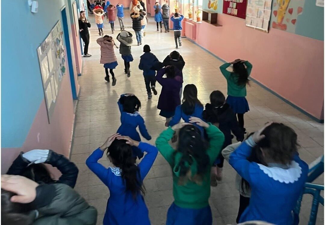 Ağrı'nın Doğubayazıt ilçesindeki 14 İlkokulu'nda, öğrencilerin deprem anında nasıl davranmaları