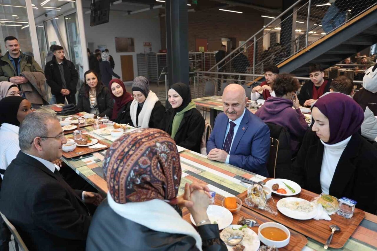 Düzce Üniversitesi, yemekhanelerinde yöresel lezzetleri tanıtmak amacıyla Düzce Köftesi ve