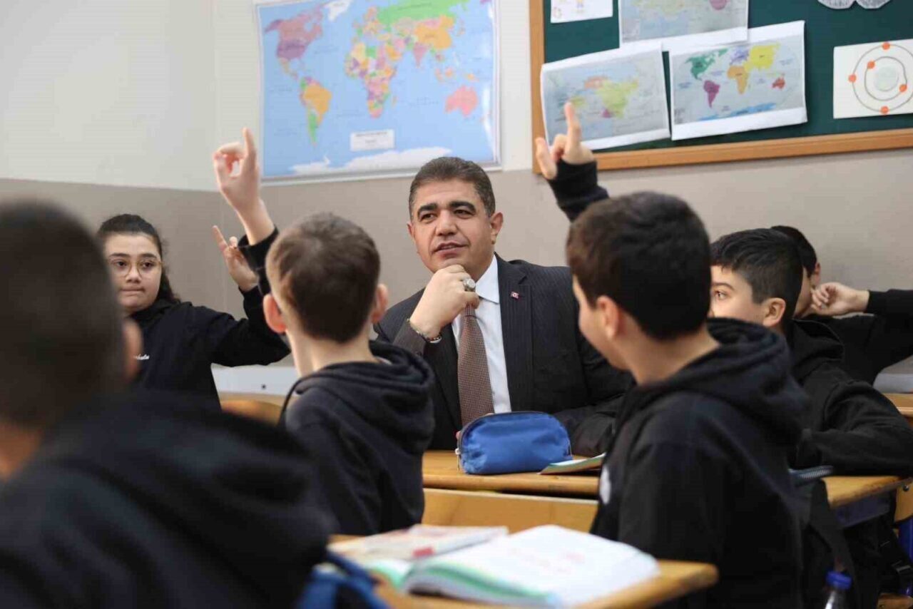Düzce Valisi Selçuk Aslan, İsmetpaşa Ortaokulu'nu ziyaret ederek öğrencilerle bir