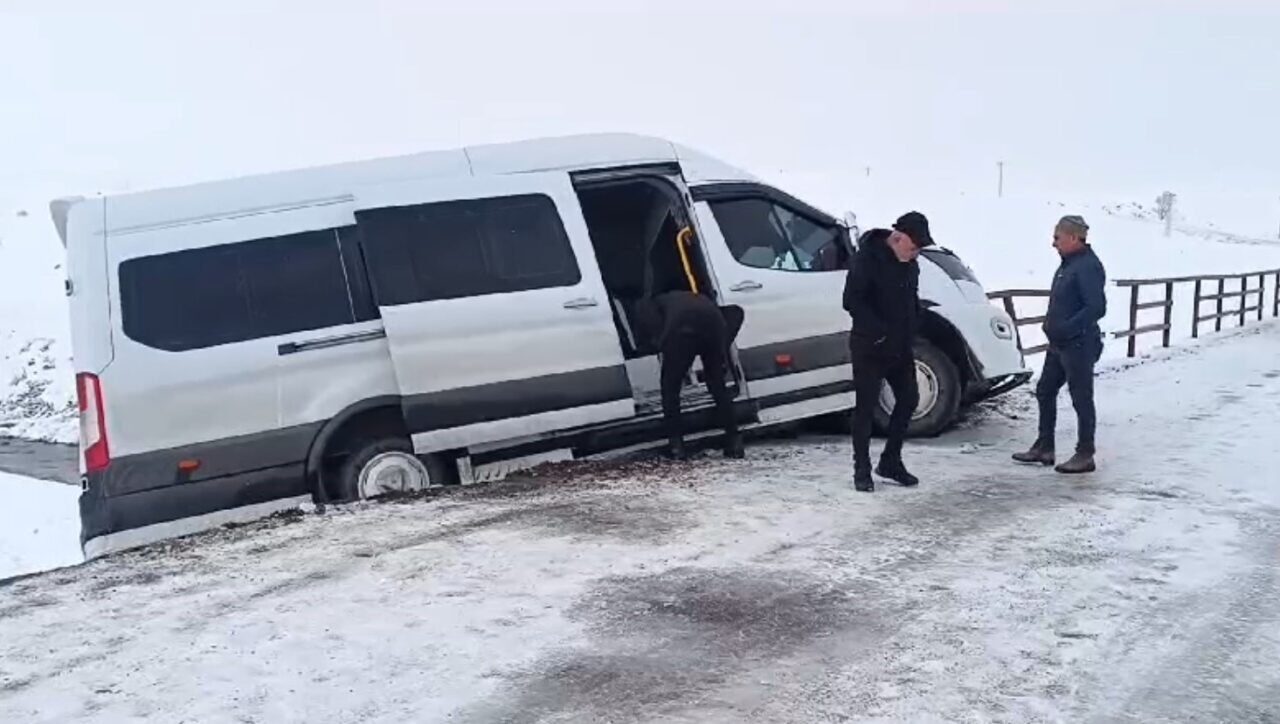 Muş'ta, buzlu yolda kontrolden çıkan öğretmenleri taşıyan minibüs, köprü korkuluklarına