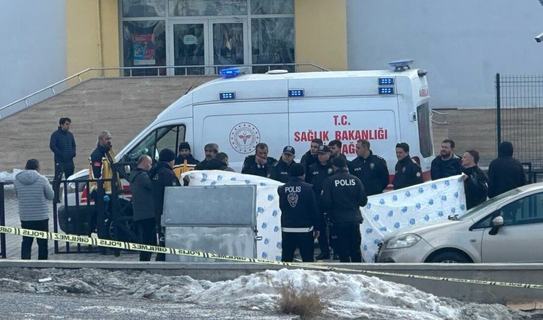 Kayseri’de boşandığı eşini vuran şahıs, ardından intihar etti Kayseri’nin Melikgazi ilçesinde, Şirintepe Mahallesi'ndeki bir okulun bahçesinde R.Ç.,