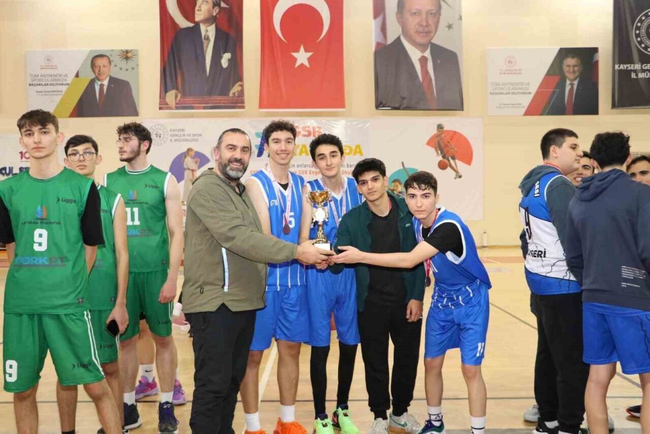 Kayseri'de Atatürk Spor Salonu'nda gerçekleştirilen Okul Sporları 3x3 Basketbol Genç
