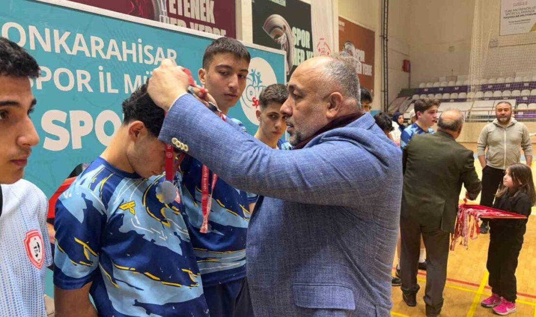 Afyonkarahisar’da Genç Erkekler Futsal Müsabakaları Tamamlandı; Ödüller Sahiplerini Buldu Afyonkarahisar'da düzenlenen Okul Sporları Genç erkekler futsal müsabakaları sona erdi.