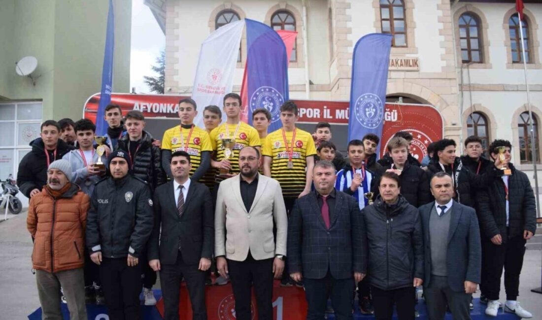 Oryantiring Müsabakaları Bayat’ta Genç Sporcuların Yarışlarıyla Tamamlandı Bayat'ta düzenlenen Okul Sporları Gençler Oryantiring müsabakaları ilgiyle gerçekleşti. Afyonkarahisar