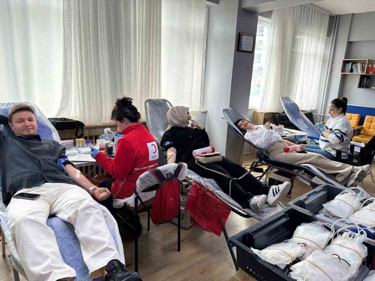Samsun'un Atakum ilçesindeki Hüseyin Avni Asal İlkokulu'nda düzenlenen kan bağışı