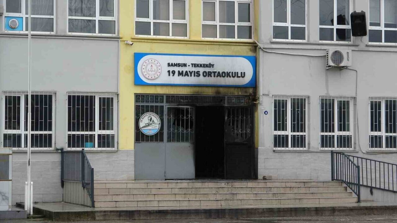 Samsun'un Tekkeköy ilçesindeki 19 Mayıs Ortaokulu'nda çıkan yangın nedeniyle eğitim