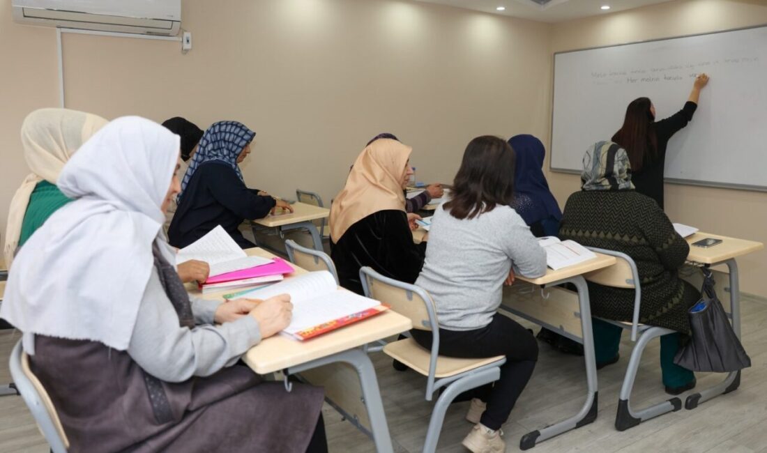 Yunusemre Belediyesi, Muradiye Kadın Dayanışma ve Eğitim Merkezi'nde yaşları 45