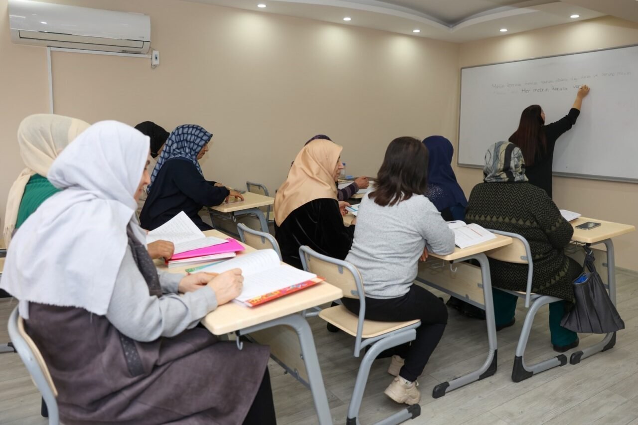 Yunusemre Belediyesi, Muradiye Kadın Dayanışma ve Eğitim Merkezi'nde yaşları 45
