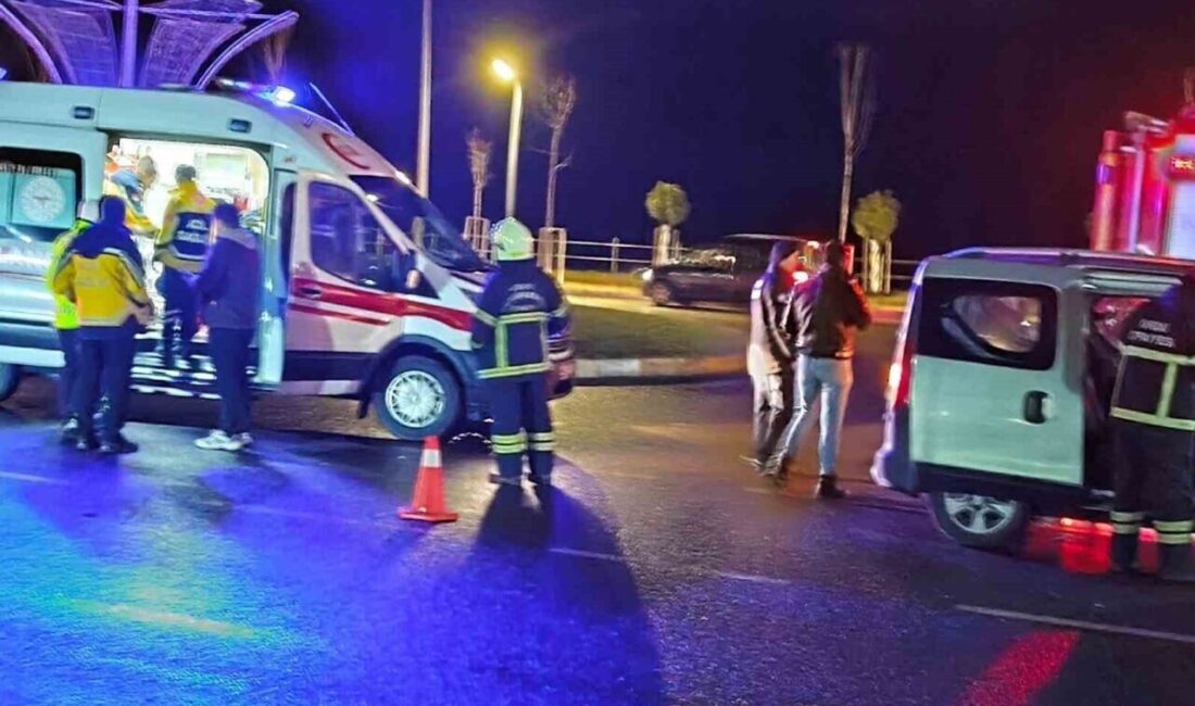 Ünye’de sağlık aracıyla çarpışan otomobilde iki kişi yaralandı Ordu'nun Ünye ilçesinde bir sağlık aracı ile otomobilin çarpışması sonucu