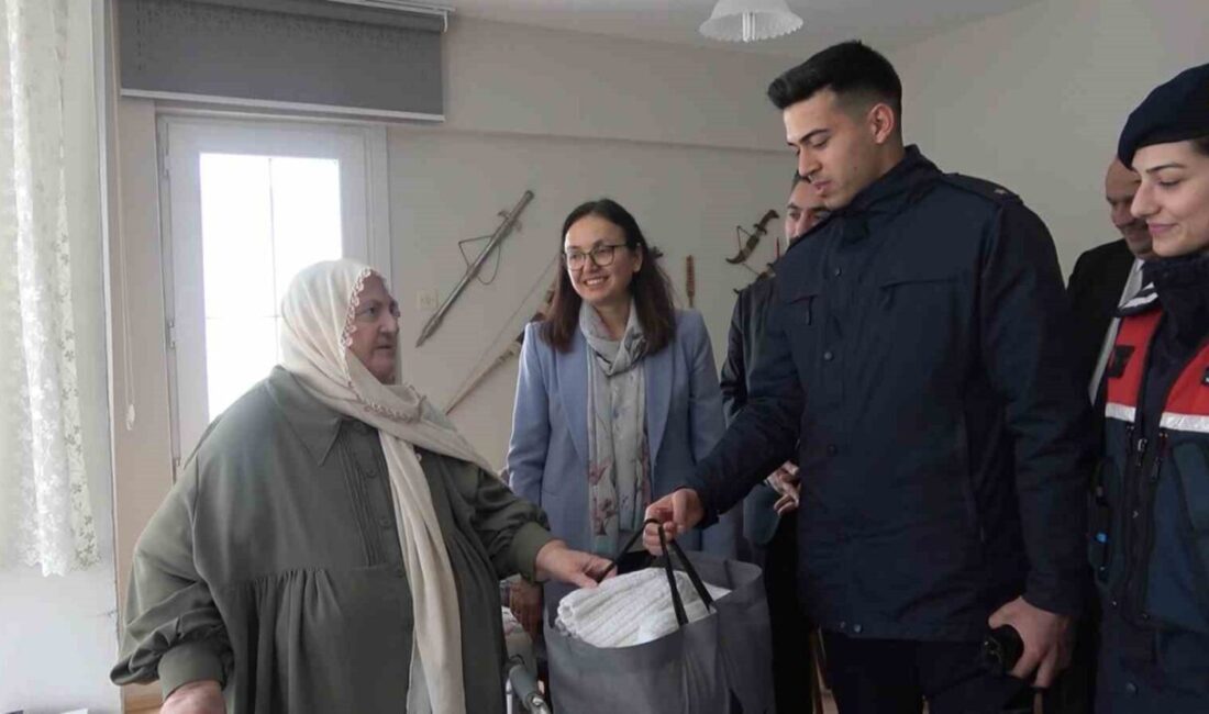 Yalova Valisi, Türk askerine anlamlı katkıda bulunan iki yaşlı kadını ziyaret etti Yalova Valisi Hülya Kaya, askerlere ördükleri berelerle destek olan Selma