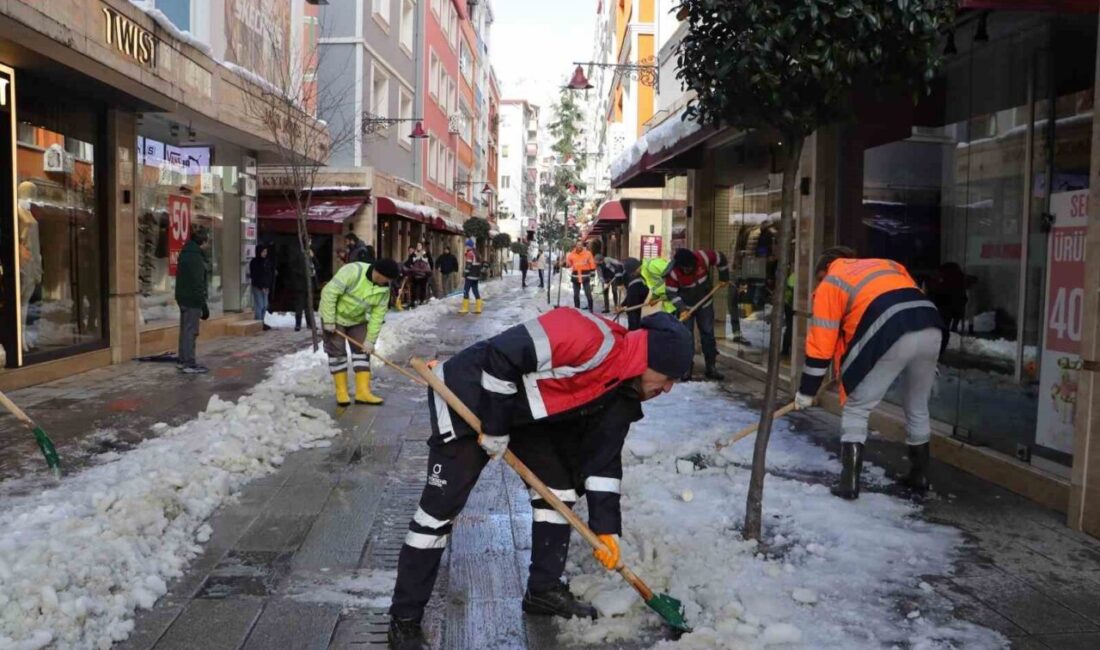 Altınordu’da Kar Yağışı Sonrası Temizlik Çalışmaları Devam Ediyor Ordu Büyükşehir Belediyesi, Altınordu'da etkili kar yağışının ardından, yaya ve