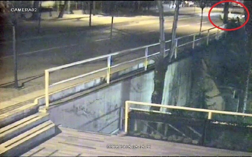 Bursa’da Ara Yoldan Ana Yola Çıkan Sürücü, Orta Refüje Çıkıp Yoluna Devam Etti Bursa'nın Osmangazi ilçesinde bir sürücü, ara yoldan ana yola çıkarken