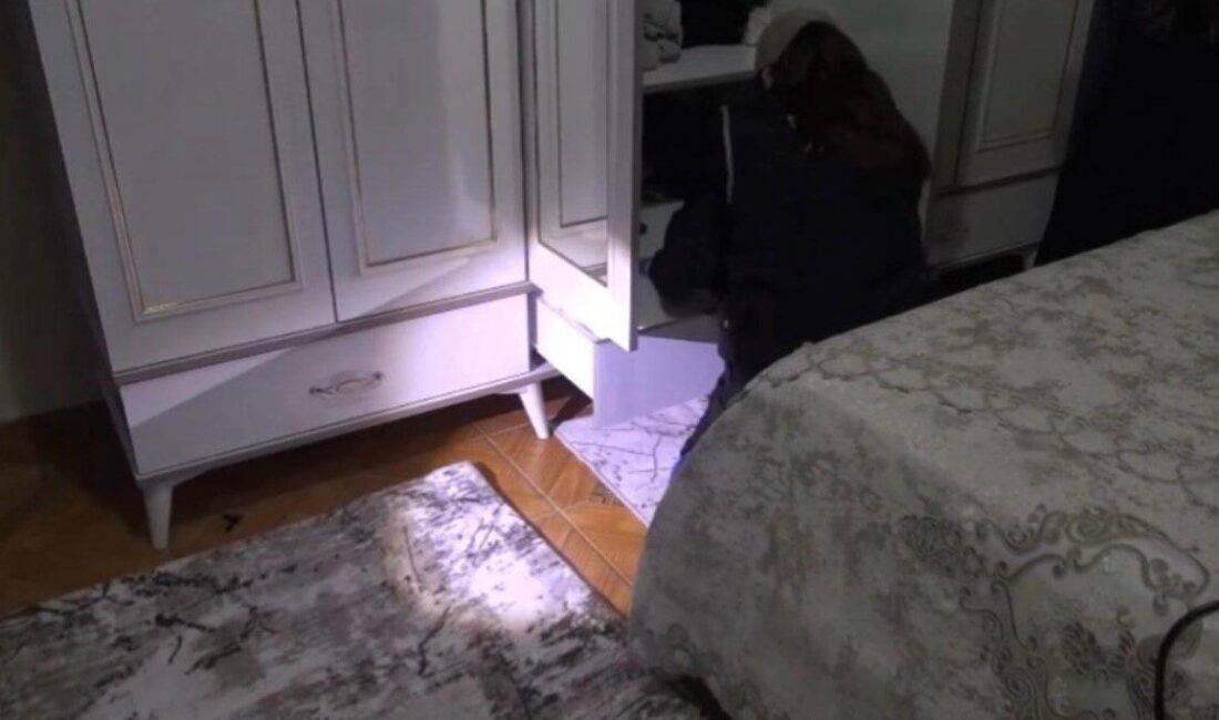 Osmaniye’de PKK/KCK operasyonunda 3 kişi gözaltına alındı, birisi tutuklandı. Osmaniye'de PKK/KCK'ya yönelik operasyonda C.E., S.Ç. ve M.Ç. gözaltına alındı.