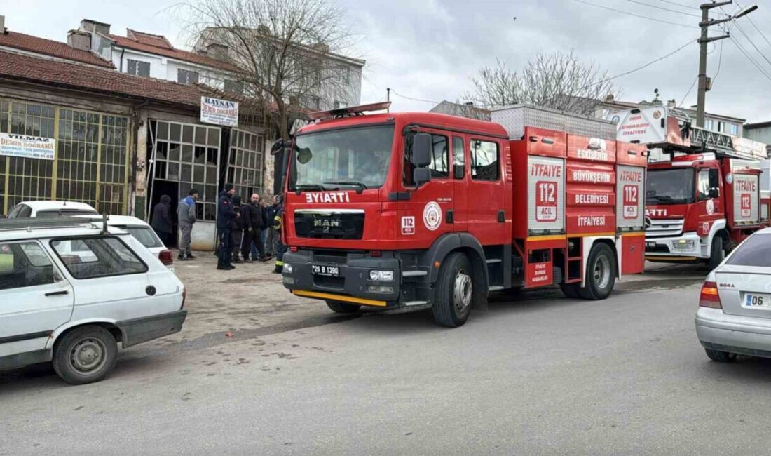 Eskişehir’deki oto tamirhanesinde mutfak tüpü patladı, yangın itfaiye tarafından kontrol altına alındı. Eskişehir'deki bir oto tamircisinde mutfak tüpünün patlamasıyla başlayan yangın, itfaiye