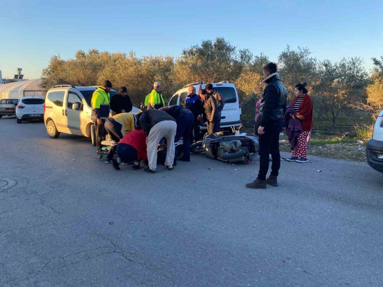 Antalya'nın Serik ilçesinde motosiklet ile otomobilin çarpıştığı kazada, motosiklet sürücüsü