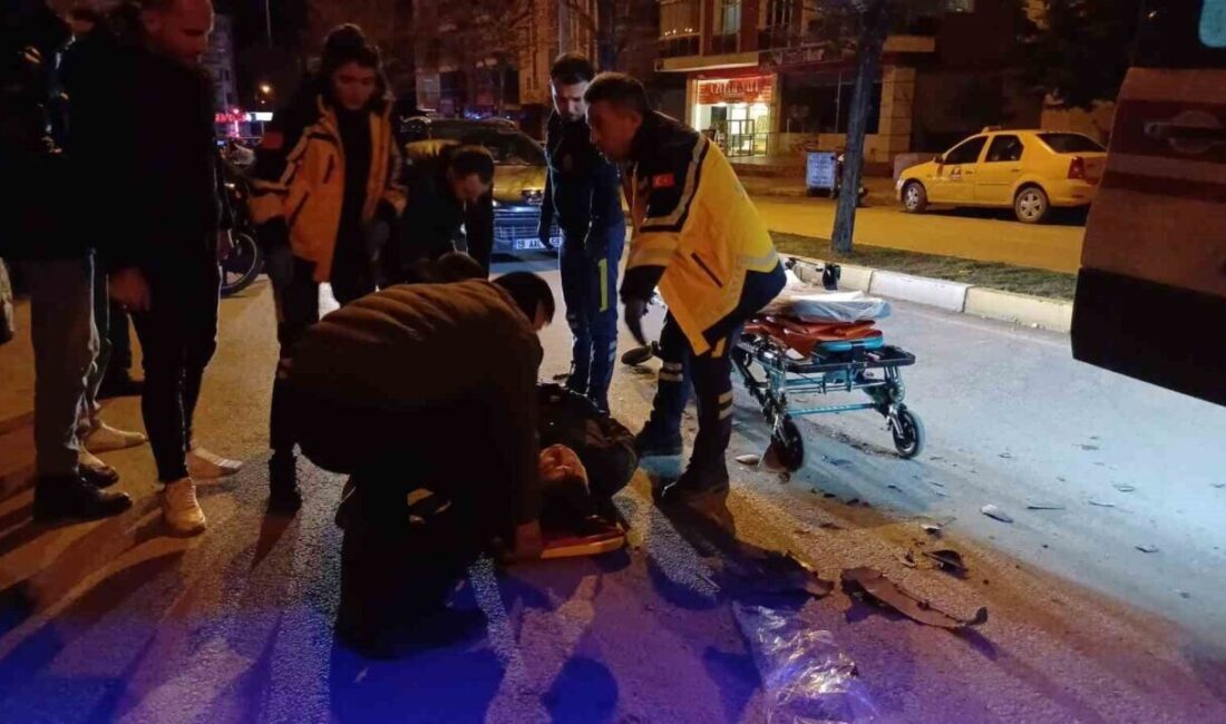 Çorum’da Motosiklet Otomobile Çarptı, Sürücü Yaralandı Çorum’un Gülabibey Mahallesi’nde motosiklet sürücüsü S.T.A., arkadan çarptığı otomobilden savrularak
