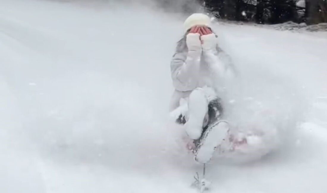 Bolu’da Şambrel ile Kayarak Eğlenceli Anlar Yakalayan Vatandaşlar Sosyal Medyada İlgi Odağı Oldu Bolu'da bir kadın, karlı yolda otomobilin arkasına bağladığı şambrel ile