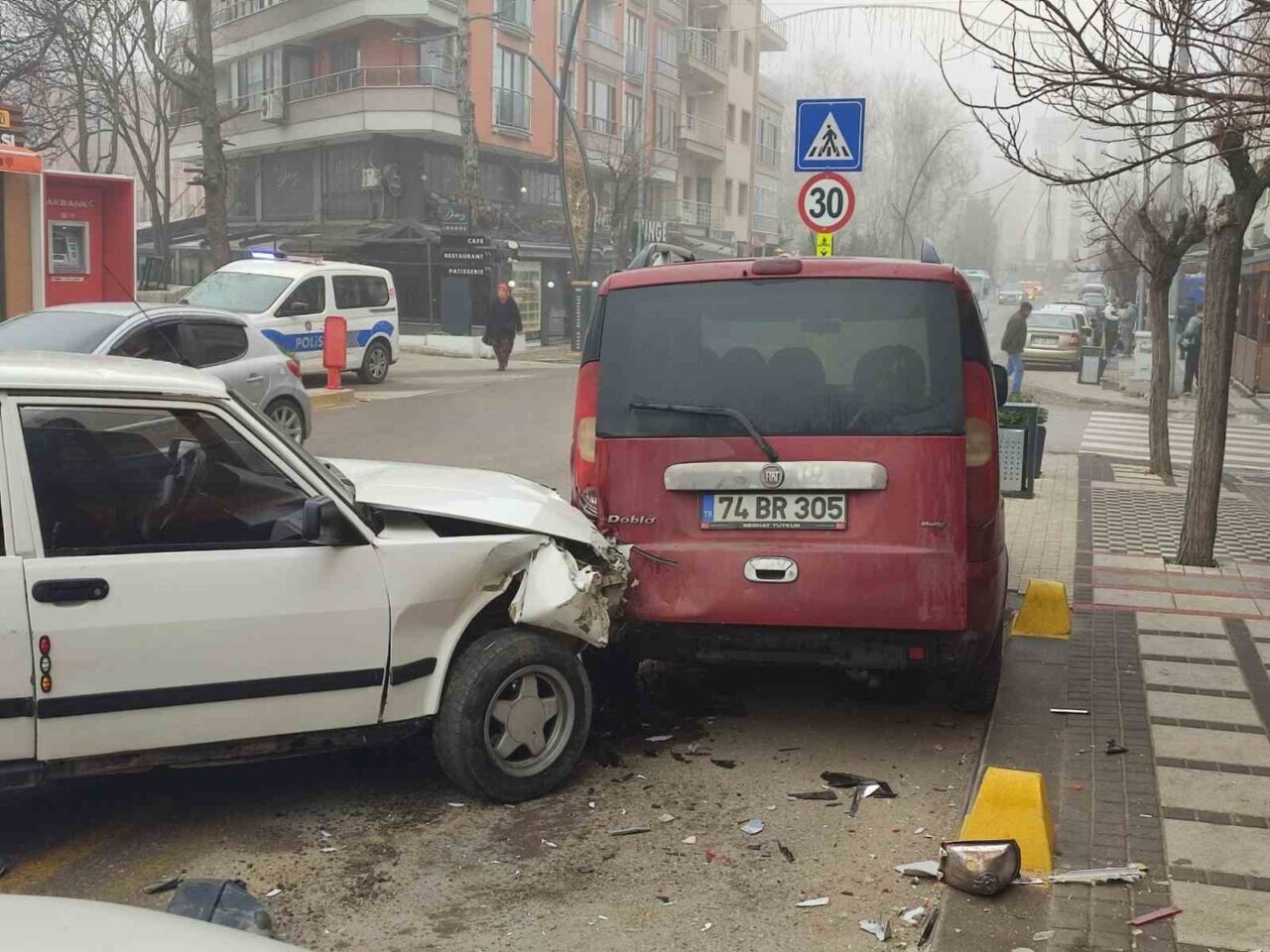 Edirne’nin Keşan ilçesinde A.Ö. (21) yönetimindeki otomobil, kontrolünü kaybederek üç