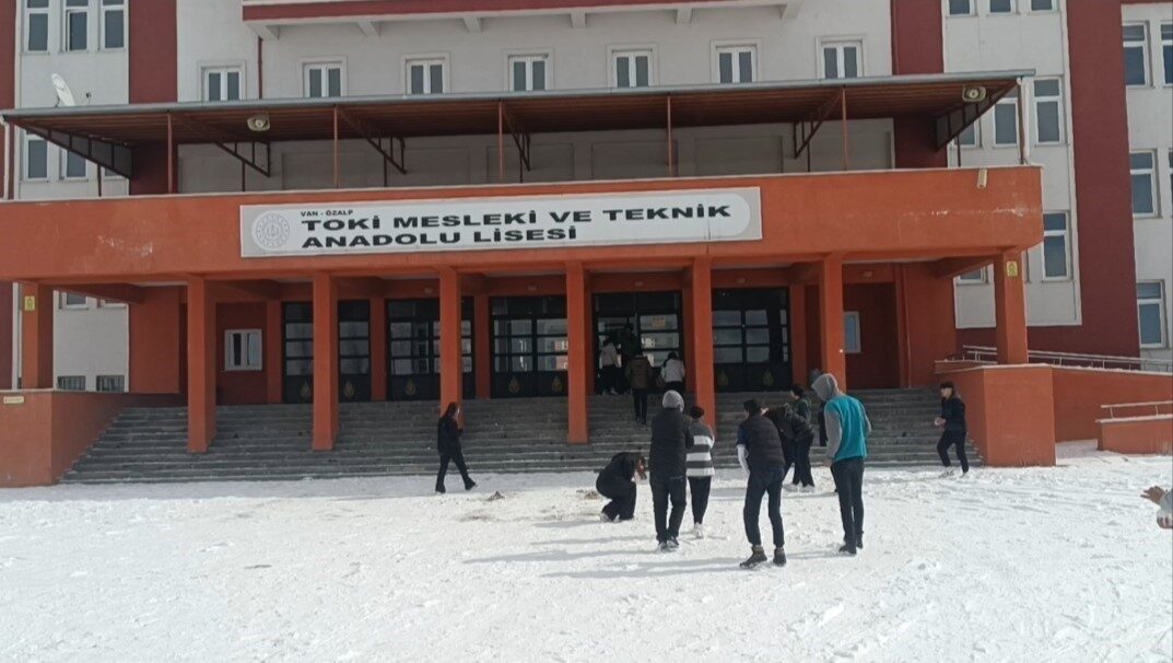 Van'ın Özalp ilçesindeki TOKİ Mesleki ve Teknik Anadolu Lisesi, zilsiz