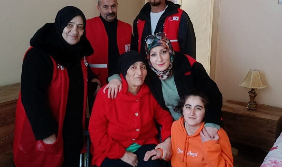 Erzurum’da Felçli Anne ve Kızına Kızılay’dan Destek: Yeni Ev ve Eşyalarla Hayata Tutunuyorlar Erzurum'da, kızıyla yalnız yaşayan felçli Aysel Yönek'e Kızılay gönüllüleri yardım
