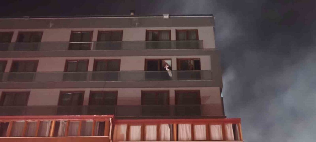 Denizli'nin Pamukkale ilçesindeki 7 katlı bir rezidansta çıkan yangında, itfaiye