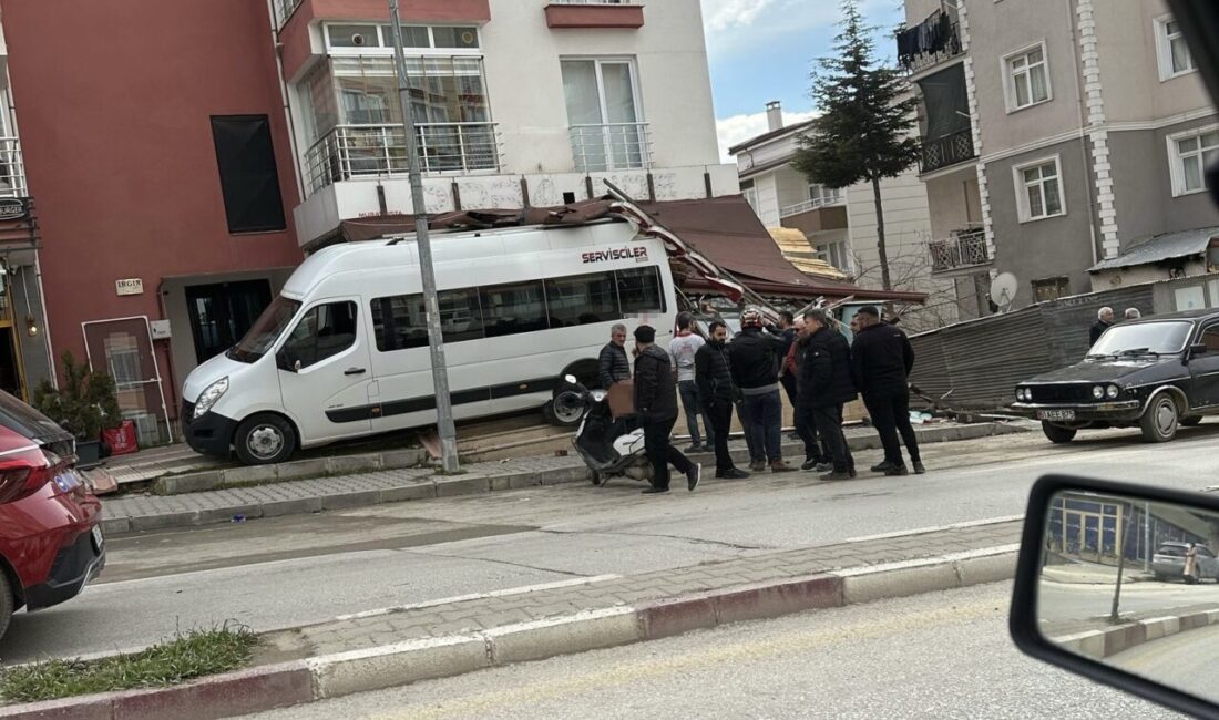 Tokat’ta Park Halindeki Minibüs Geri Hareket Ederek İş Yerine Daldı Tokat'ta Vali Ayhan Çevik Bulvarı'nda park halindeki bir minibüs, rampada