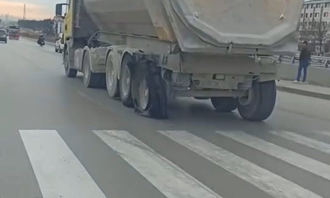 Ankara’da Patlak Lastiği ile Seyir Eden Hafriyat Kamyonu Kameralara Yansıdı Ankara'nın Sincan ilçesinde, sol arka lastiği patlak olan bir hafriyat