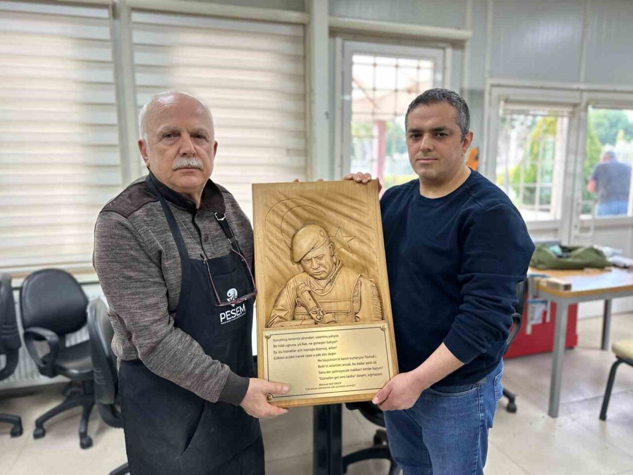 Pendik'te yaşayan işitme engelli Nuri Akçaoğlu, 15 Temmuz kahramanı Ömer
