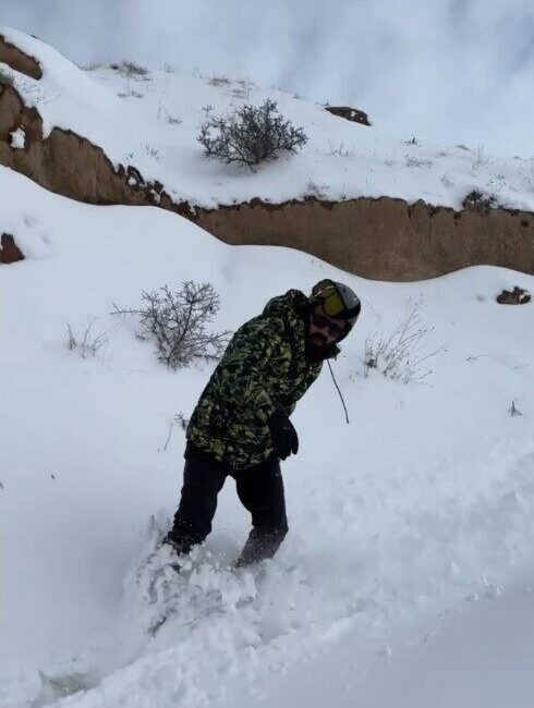 Mustafa Özler, Nevşehir'deki kar yağışının ardından Kapadokya'da peribacaları arasında kayak