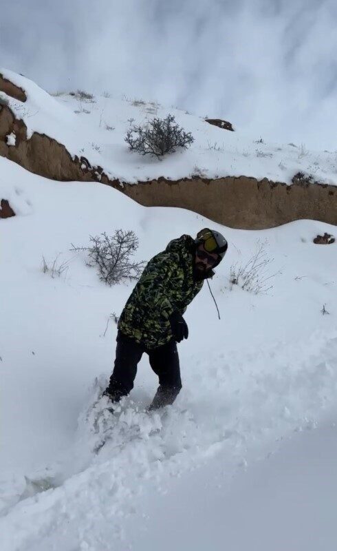 Mustafa Özler, Nevşehir'deki kar yağışının ardından Kapadokya'da peribacaları arasında kayak
