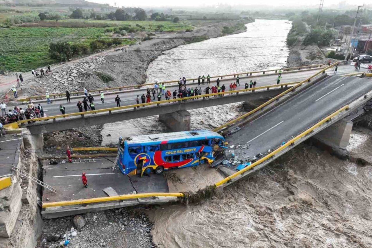 Peru'nun kuzeyinde Panamerikan kara yolunda bir köprünün çökmesi sonucu iki