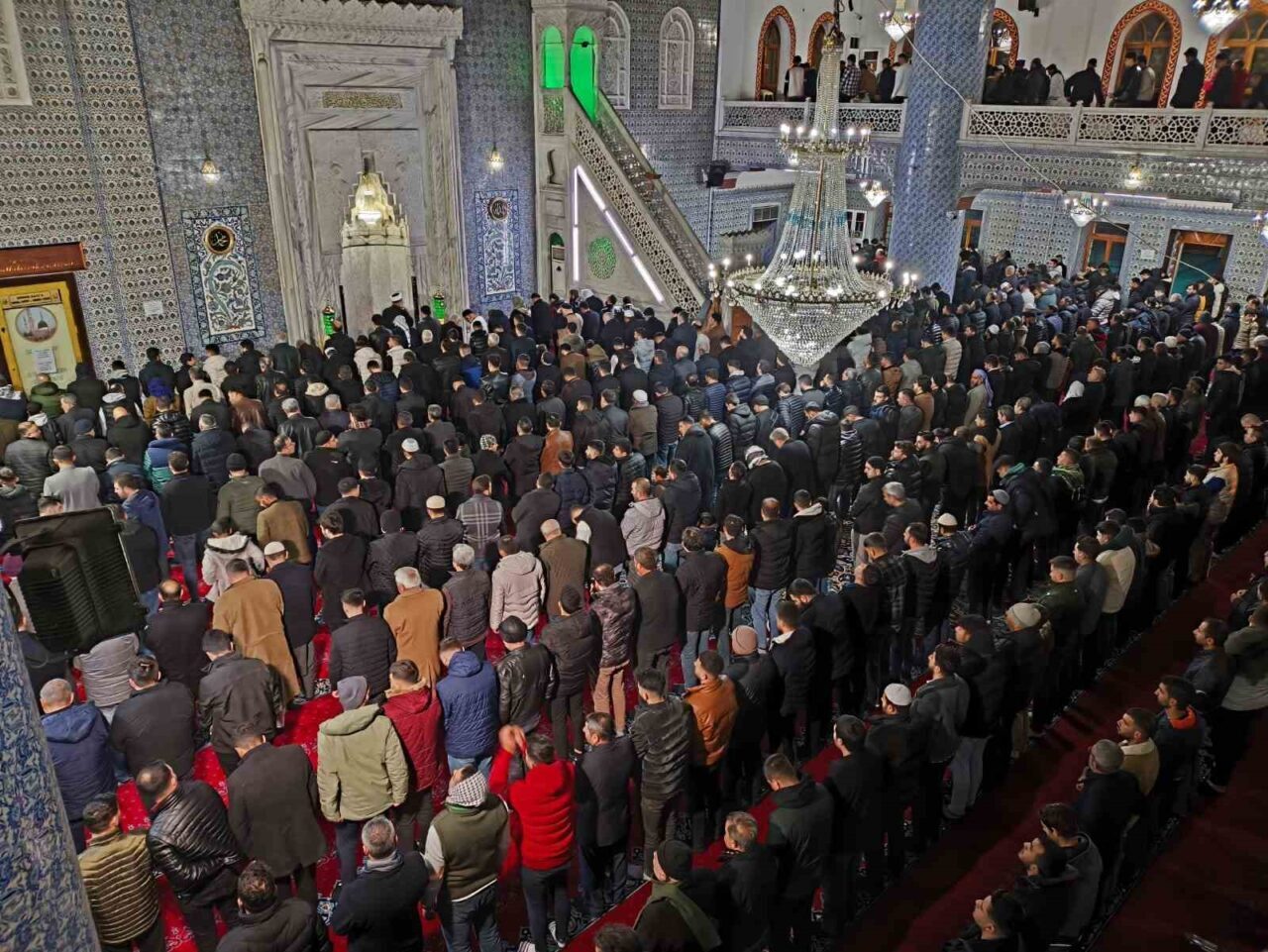Şanlıurfa'da Berat Kandili nedeniyle Balıklıgöl bölgesindeki camilere yoğun bir katılım