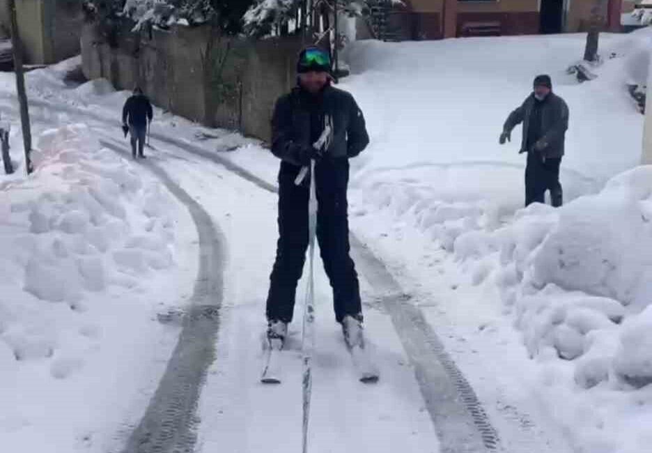 Trabzon’da kar yağışının ardından pikabın arkasında kayak yapan vatandaş dikkat çekti. Trabzon'un Of ilçesinde Faruk Tellioğlu, yoğun kar yağışı sonrası kayak