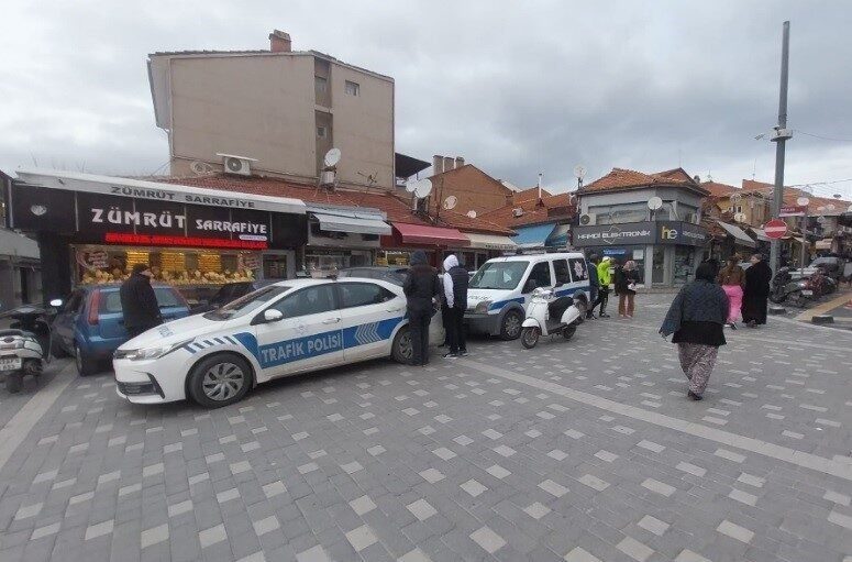 Kütahya'nın Tavşanlı ilçesinde trafik ekipleri, motosiklet sürücülerine yönelik yoğun denetimler