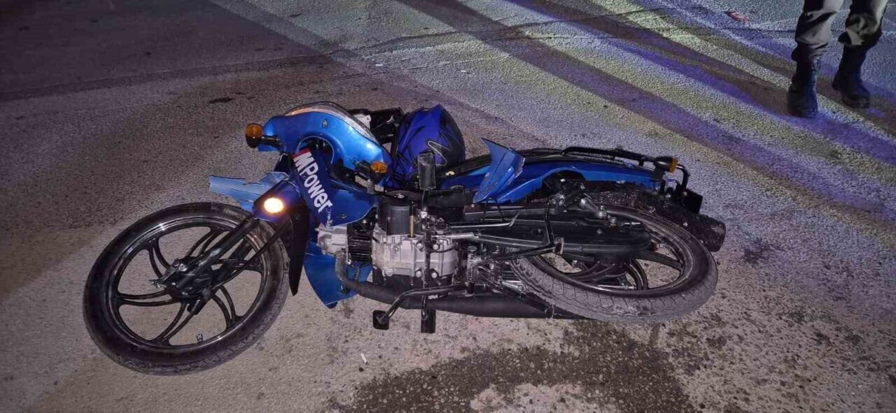 Eskişehir'in Odunpazarı ilçesinde, kasksız motosiklet sürücüsü M.F.B., plakasız motosikletiyle yoldaki