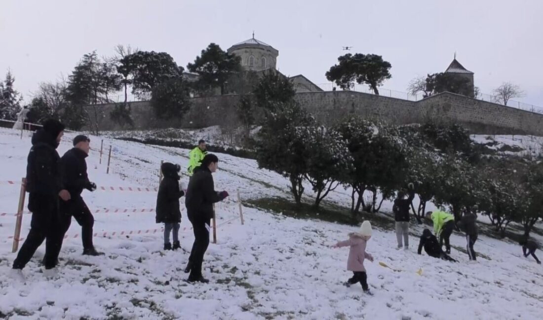 Trabzon’da kar yağışı sonrasında çocuklar, polisle birlikte kar topu oynamanın keyfini çıkarıyor. Trabzon'da etkili olan kar yağışı sonrasında kent bembeyaz oldu. Emniyet