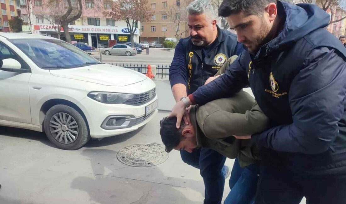 Konya’da polis ekiplerini takip eden otomobilin sürücüsü tutuklandı, kazada bir polis memuru şehit oldu. Konya'da polisten kaçan otomobilin sürücüsü Sinan K. (33), kaza sonrası