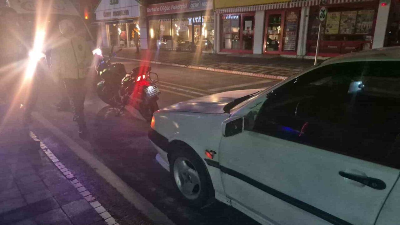 Bartın'da motosiklet ve otomobilin çarpıştığı kazada, motosiklet sürücüsü B.T. yaralanarak