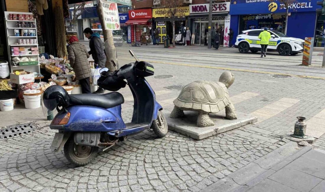Eskişehir’de Hatalı Park Eden Motosiklete Ceza Uygulandı Eskişehir'de Dinçer Sokak'ta, polis trafik denetimlerine rağmen yasak alanda park