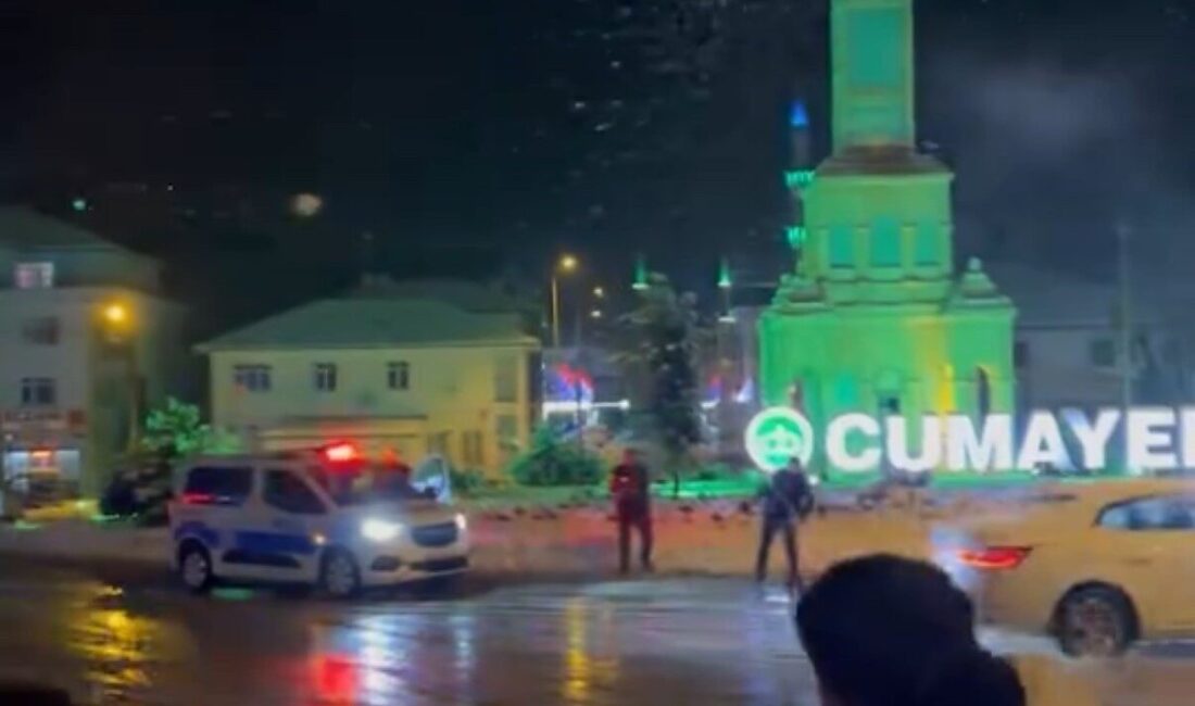 Düzce’de Polis, Gençlerle Eğlenceli Anlar Yaşadı! Düzce'de süren kar yağışı, gençlerin dışarı çıkıp eğlenmesine vesile oldu.