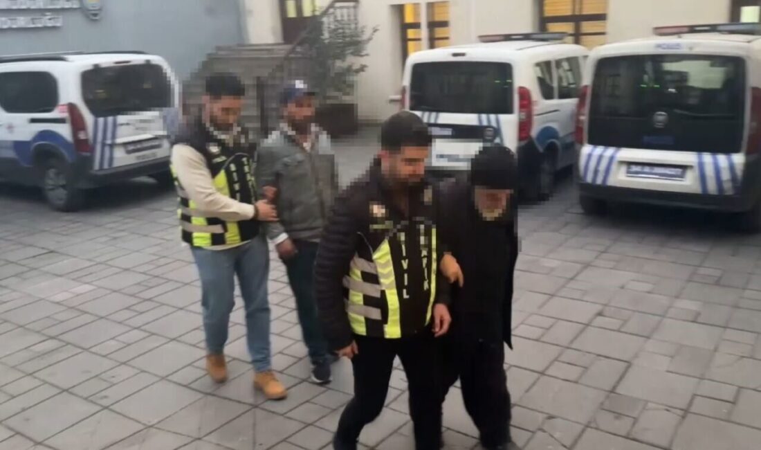 Fatih’te korsan parkçılıkla suçlanan iki kişi, sivil ekipler tarafından suçüstü yakalandı. İstanbul Fatih'te, sivil trafik polislerinden park ücreti talep eden M.T.