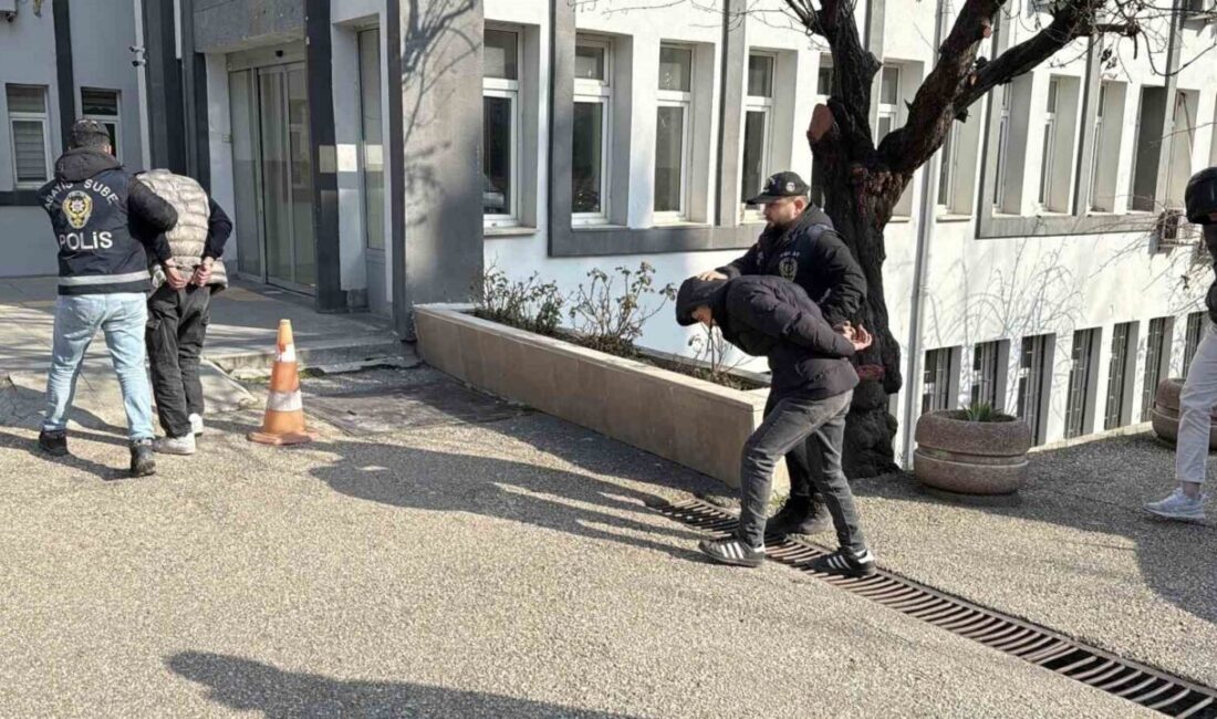 Tokat’ta husumet nedeniyle çıkan kavgada pompalı tüfekle 3 kişiyi yaralayarak kaçan iki şahıs tutuklandı. Tokat'ta husumetli gruplar arasında çıkan kavgada B.E. ve Ö.K. adlı