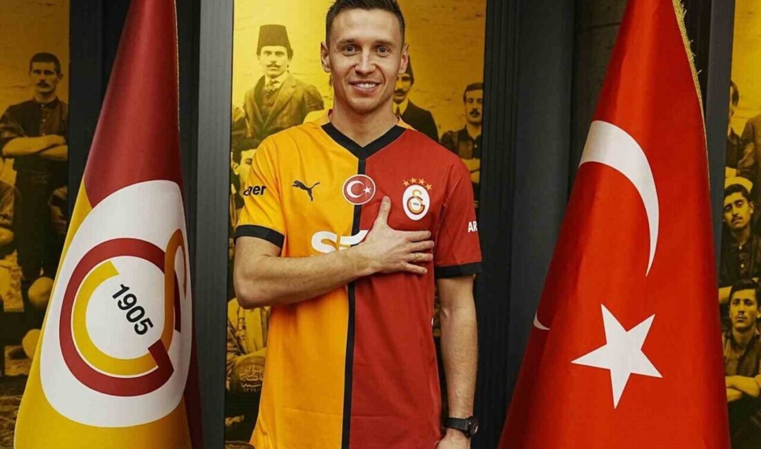 Galatasaray, Przemyslaw Frankowski ile Polonya’dan 3. futbolcusunu kadrosuna kattı. Galatasaray, ara transfer döneminde Fransa'nın Lens takımından Przemyslaw Frankowski'yi kadrosuna