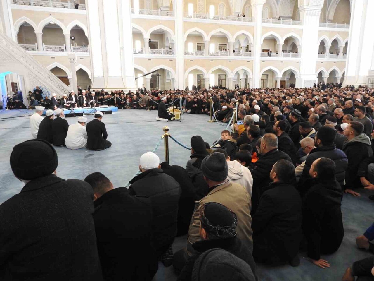 Gaziantep'te Berat Kandili, camilerde düzenlenen etkinliklerle coşkuyla kutlandı. 7'den 70'e