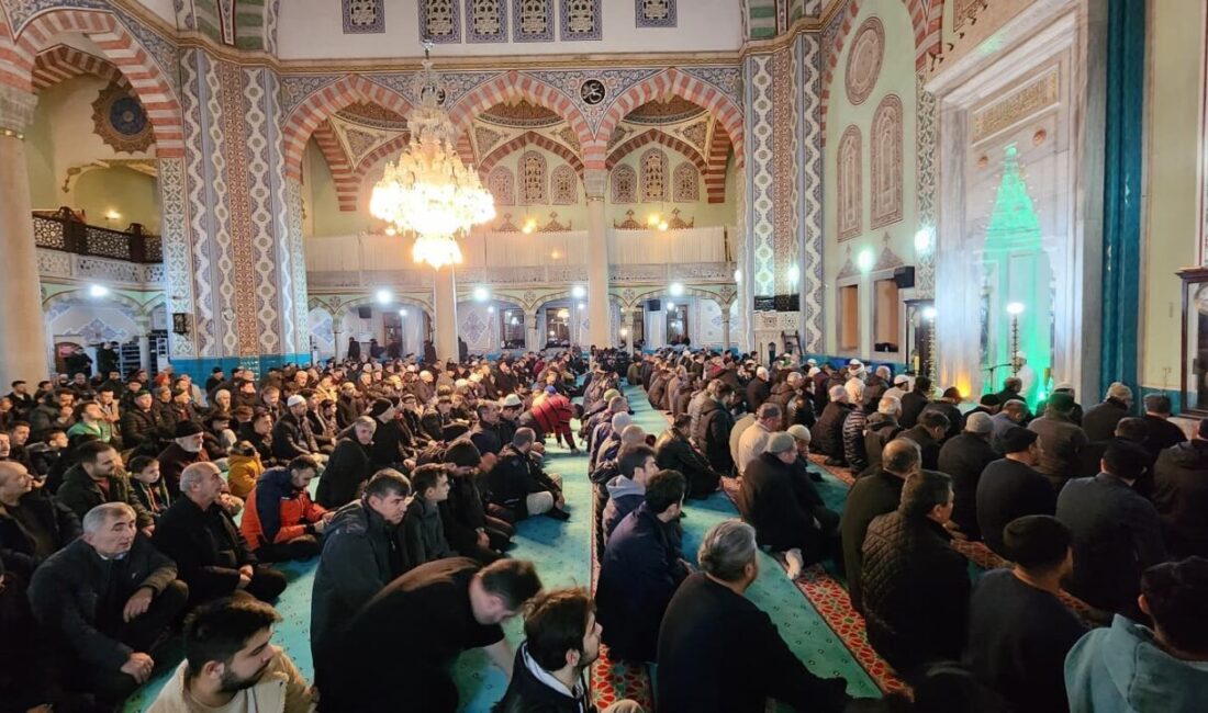 Eskişehir’de Berat Kandili Özel Programı Yoğun Katılımla Gerçekleşti Eskişehir'de, Berat Kandili programı Reşadiye Camii'nde yoğun katılımla yapıldı. Eskişehir