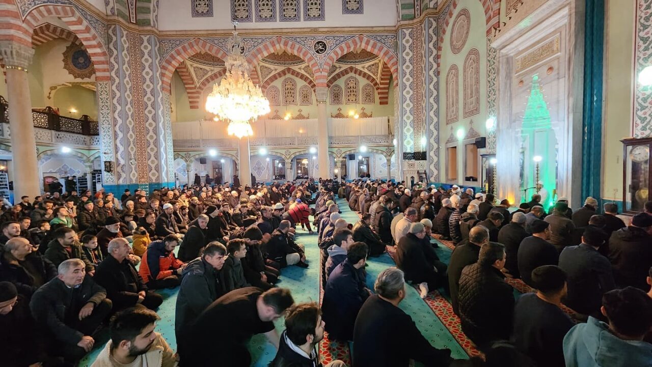 Eskişehir'de, Berat Kandili programı Reşadiye Camii'nde yoğun katılımla yapıldı. Eskişehir