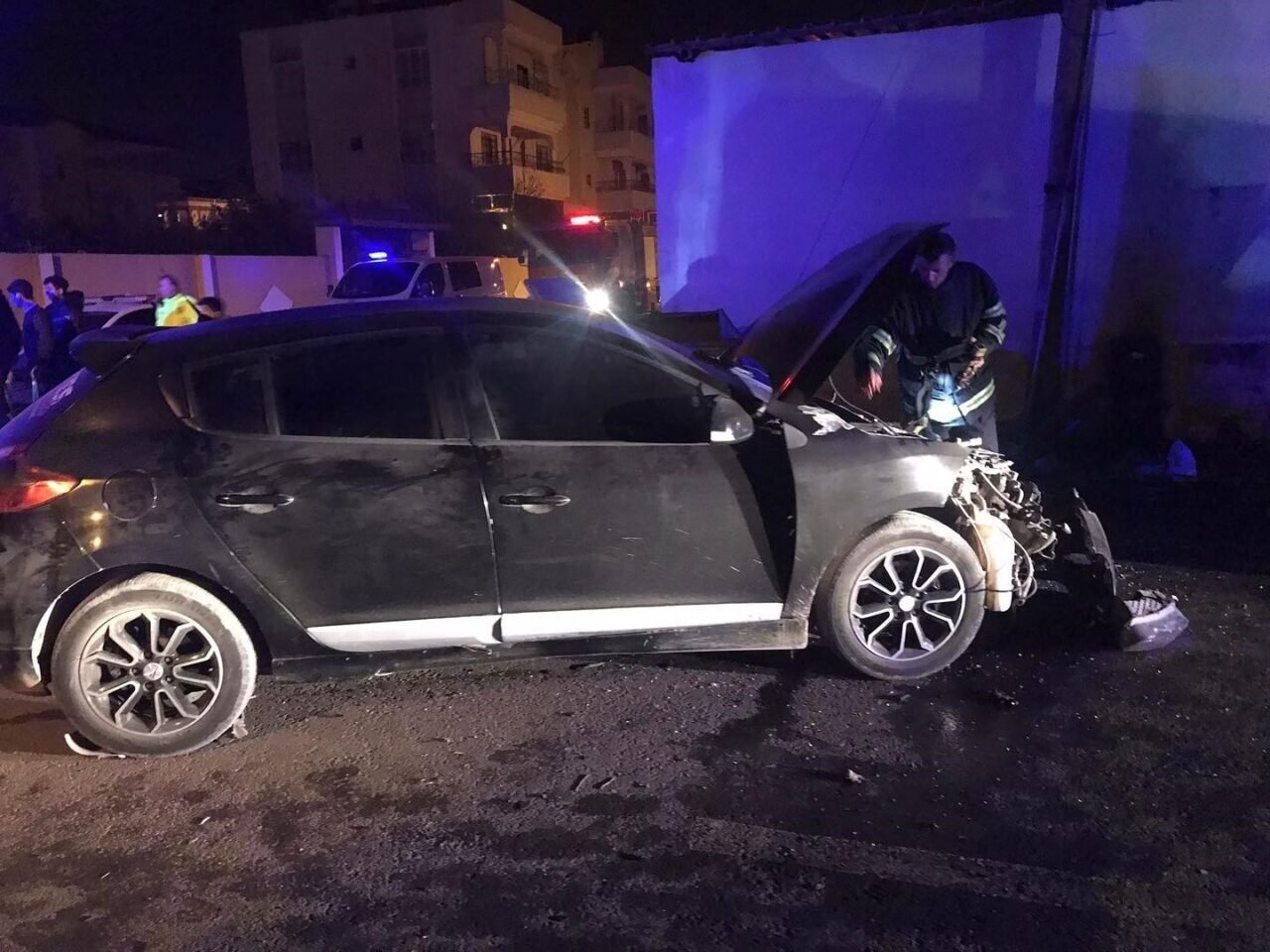 Hatay'ın Reyhanlı ilçesinde otomobil ve hafif ticari aracın çarpışması sonucu