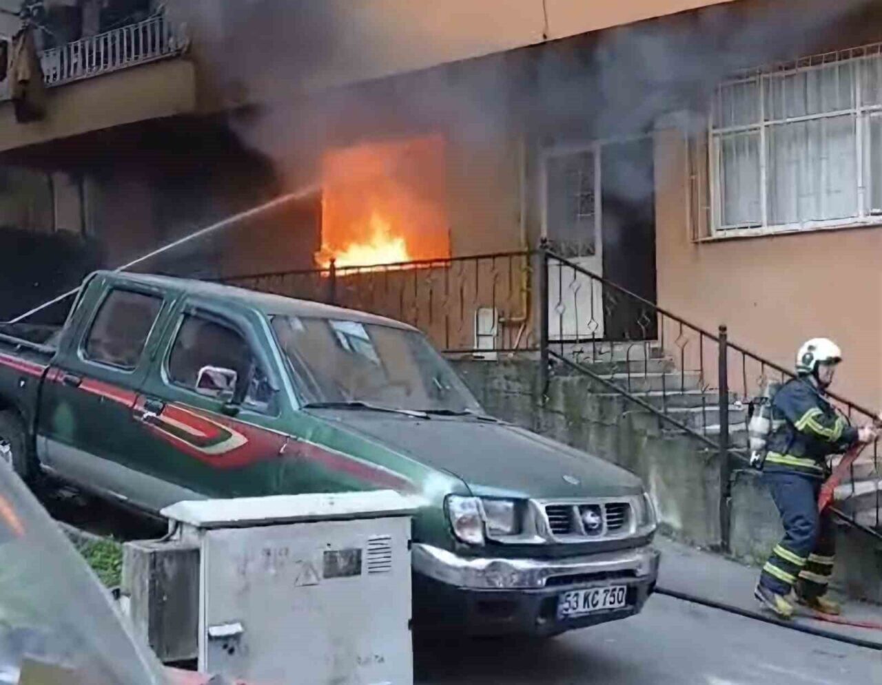 Rize'nin Tophane mahallesindeki dört katlı Can Kardeşler apartmanının zemin katında
